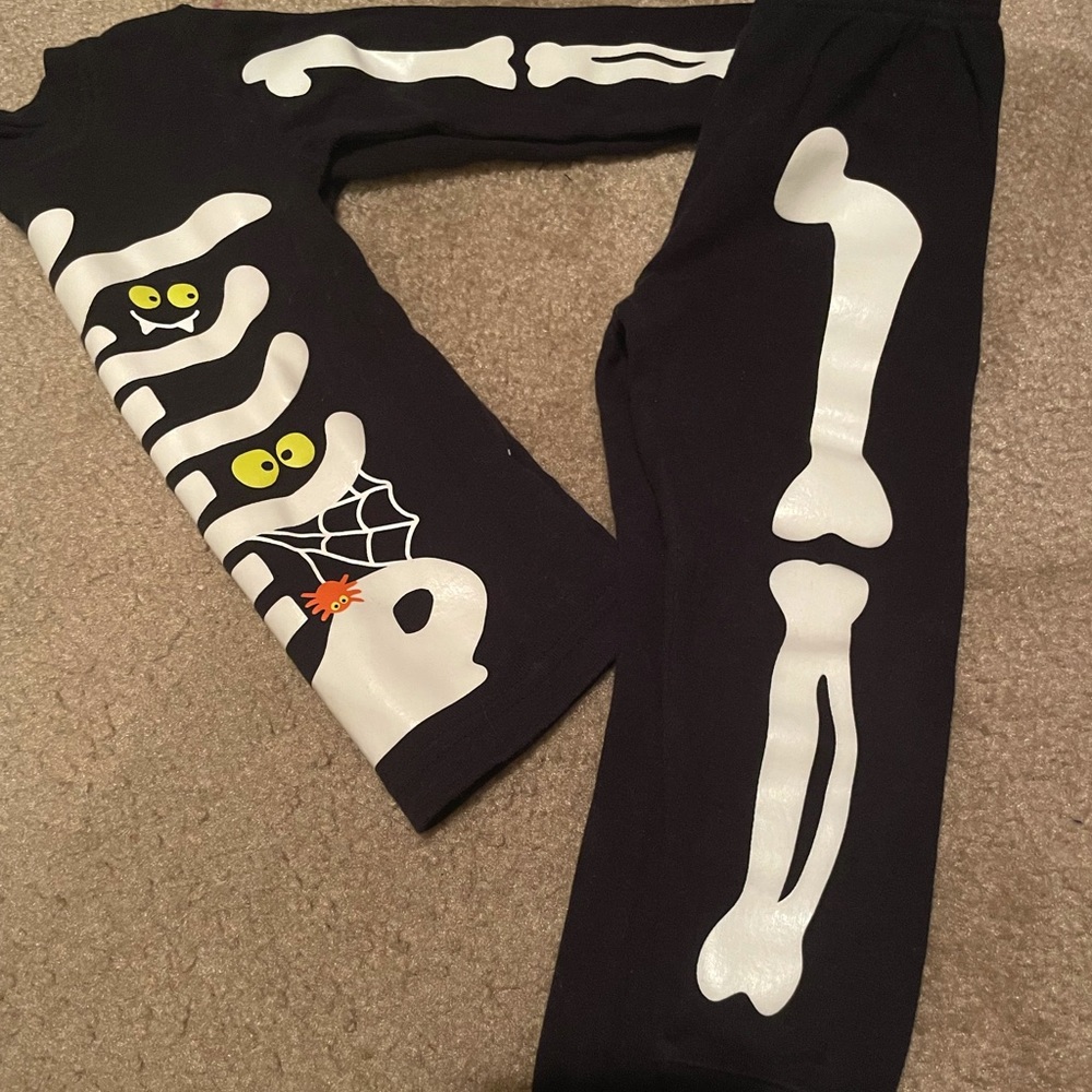 2t Carter’s set of skeleton pjs